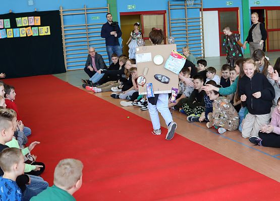 uczniowie podczas pokazu mody ekologicznej