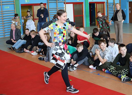 uczniowie podczas pokazu mody ekologicznej