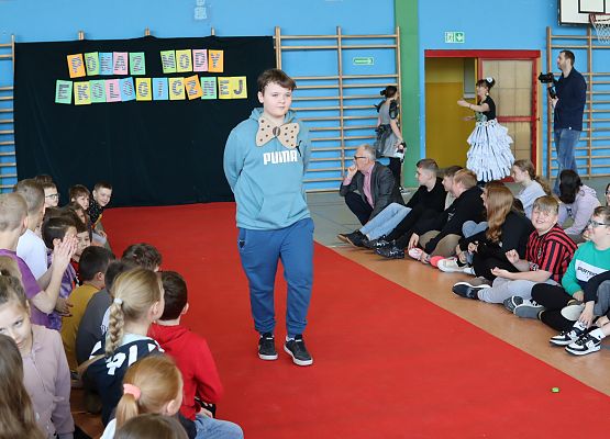 uczniowie podczas pokazu mody ekologicznej