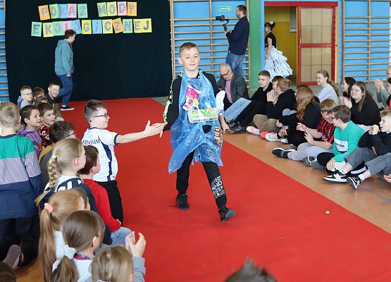 uczniowie podczas pokazu mody ekologicznej