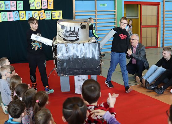 uczniowie podczas pokazu mody ekologicznej