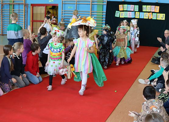 uczniowie podczas pokazu mody ekologicznej