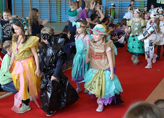 uczniowie podczas pokazu mody ekologicznej