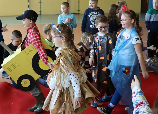 uczniowie podczas pokazu mody ekologicznej