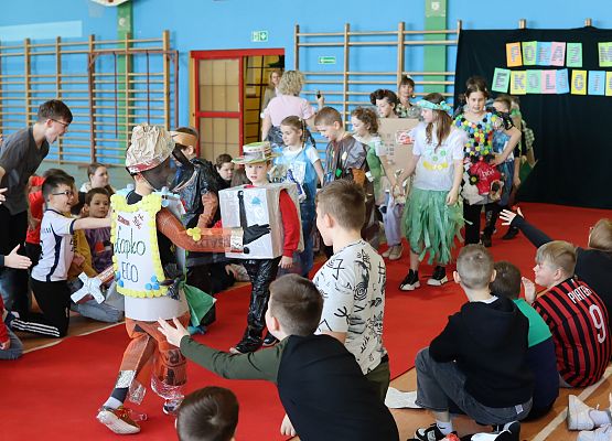 uczniowie podczas pokazu mody ekologicznej