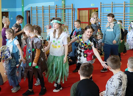 uczniowie podczas pokazu mody ekologicznej