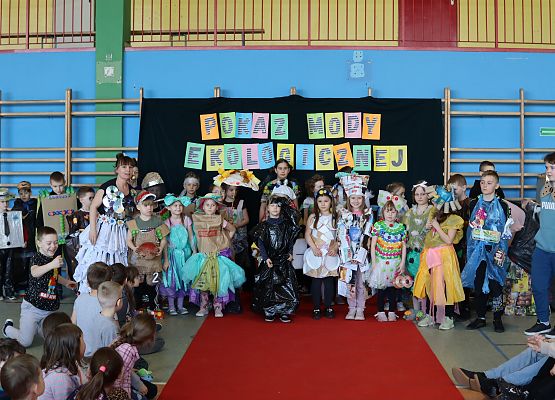 uczniowie podczas pokazu mody ekologicznej