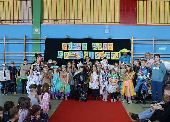 uczniowie podczas pokazu mody ekologicznej