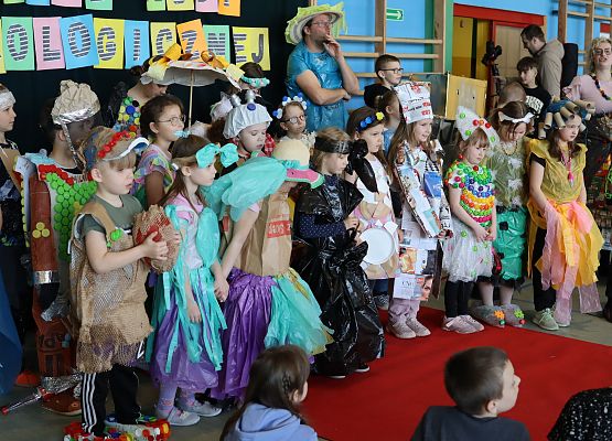 uczniowie podczas pokazu mody ekologicznej