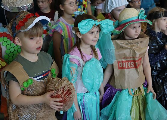 uczniowie podczas pokazu mody ekologicznej