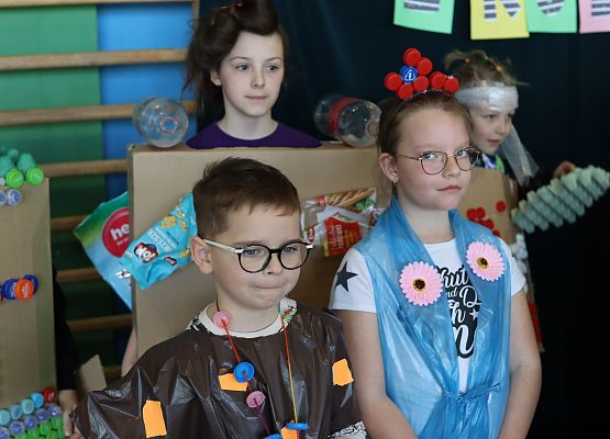 uczniowie podczas pokazu mody ekologicznej