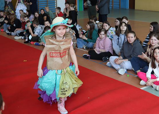 uczniowie podczas pokazu mody ekologicznej