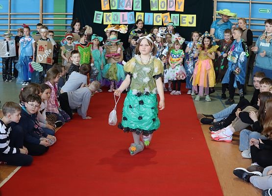 uczniowie podczas pokazu mody ekologicznej