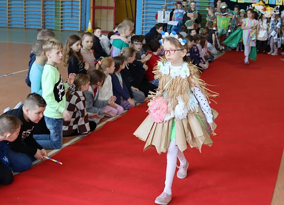 uczniowie podczas pokazu mody ekologicznej