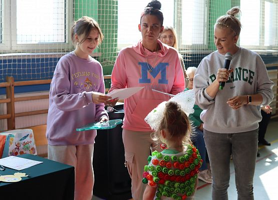 uczniowie podczas pokazu mody ekologicznej