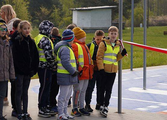 uczestnicy turnieju stoją przed maisterczkiem ruchu