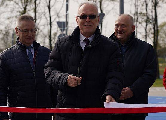 dyrektor przecina wstęgę