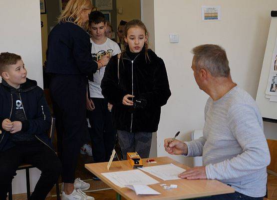 zawodnicy turnieju wchodzą na salę