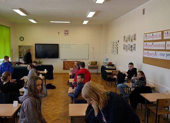 zawodnicy siedzą przy stolikach