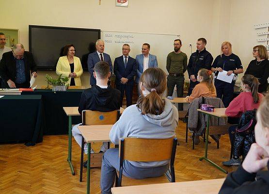 zawodnicy siedzą przy stolikach