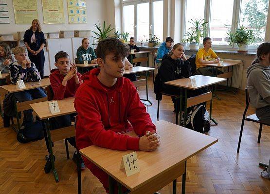 zawodnicy siedzą przy stolikach