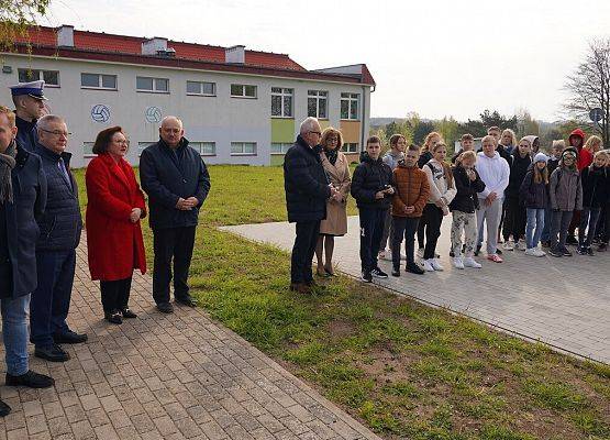 uczestnicy spotkania stoją na placu