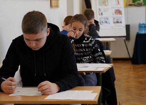 uczestnicy turnieju rozwiązują testy