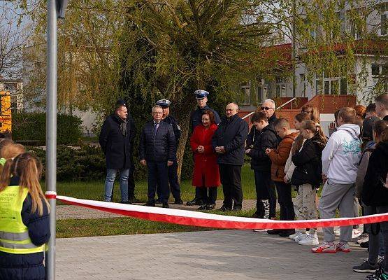 uczestnicy spotkania stoją na placu