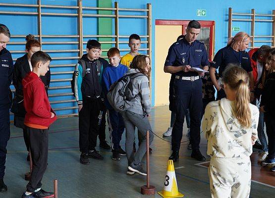 policjant objaśnia zasady pokonywania toru przeszkód