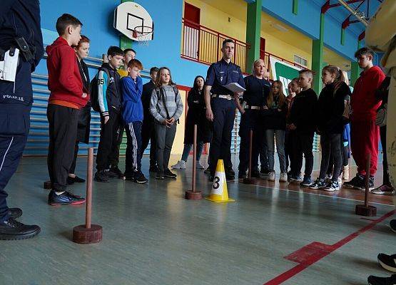 policjant objaśnia zasady pokonywania toru przeszkód