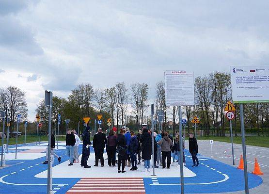 policjant objaśnia zasady pokonywania toru jazdy