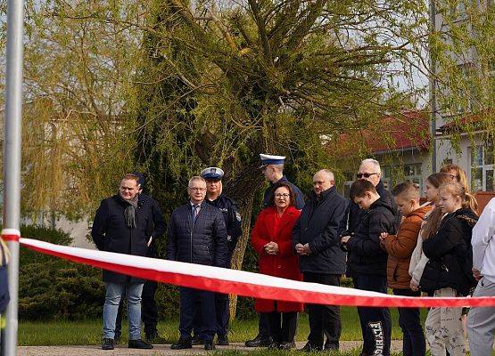 uczestnicy spotkania stoją na placu
