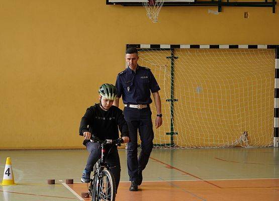 zawodnik pokonuje tor przeszkód