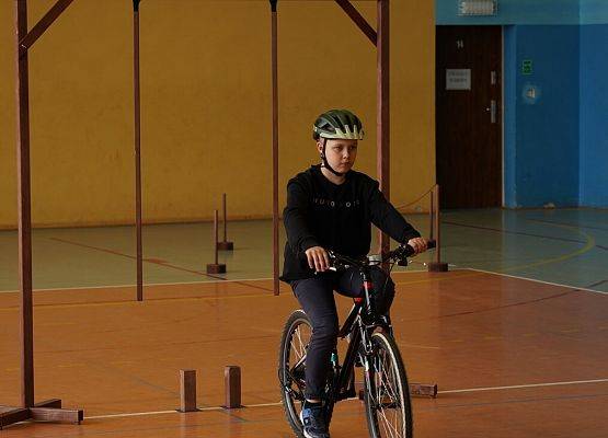 zawodnik pokonuje tor przeszkód