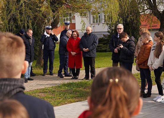 uczestnicy spotkania stoją na placu