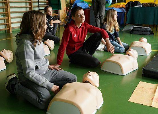 zawodnicy wykonują zadanie z pierwszej pomocy