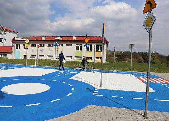 zawodnik pokonuje rowerem trasę w miasteczku