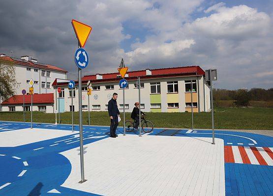 zawodnik pokonuje rowerem trasę w miasteczku