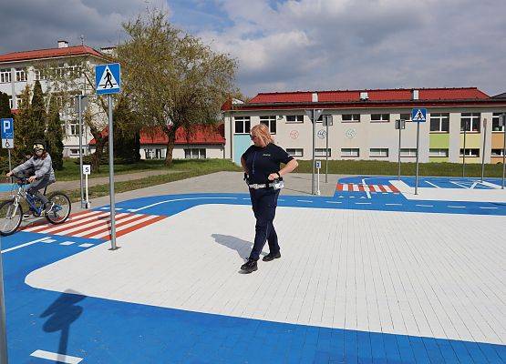 zawodnik pokonuje rowerem trasę w miasteczku