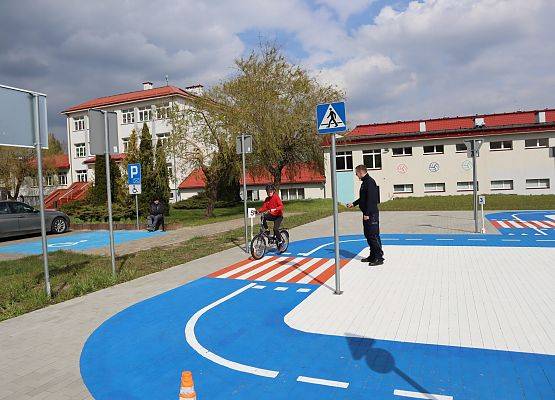 zawodnik pokonuje rowerem trasę w miasteczku