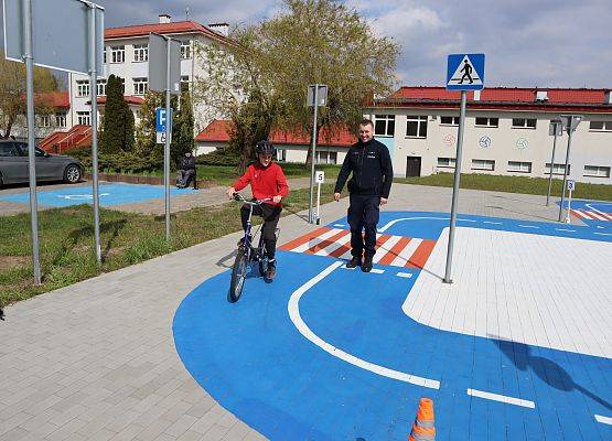 zawodnik pokonuje rowerem trasę w miasteczku