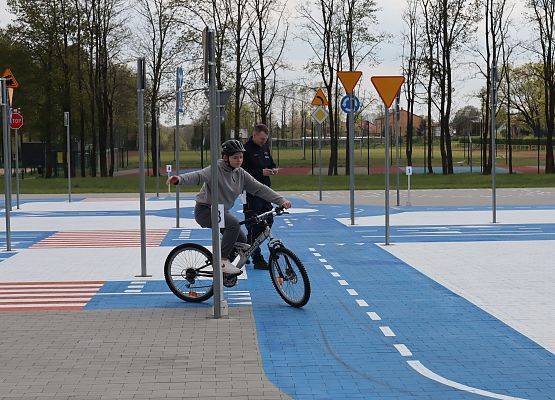 zawodnik pokonuje rowerem trasę w miasteczku