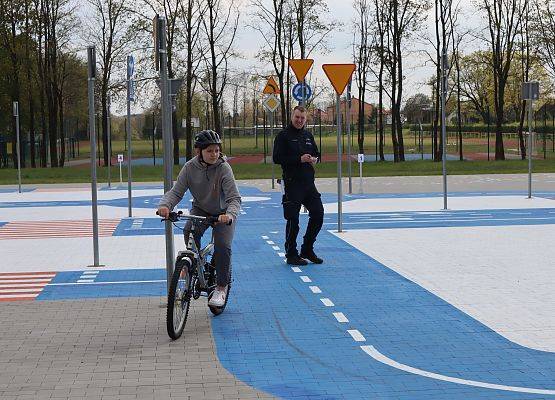 zawodnik pokonuje rowerem trasę w miasteczku