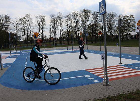 zawodnik pokonuje rowerem trasę w miasteczku