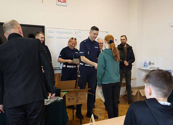 zawodniczka odbiera nagrodę