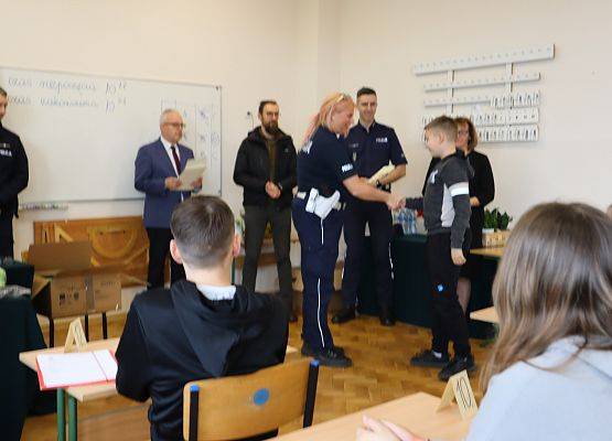 zawodnik odbiera nagrodę