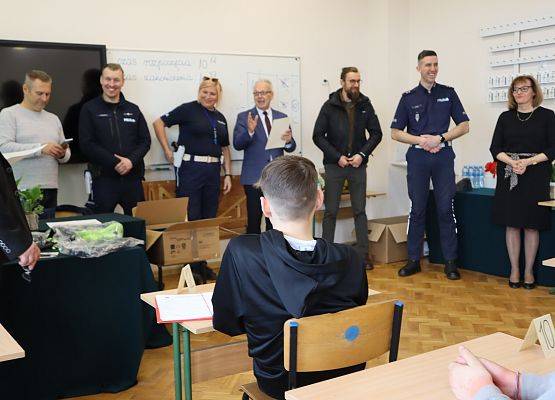 dyrektor odczytuje wyniki turnieju