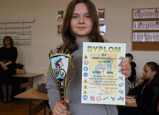 zawodniczka prezentuje puchar i dyplom