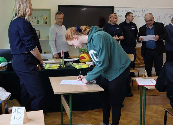 zawodniczka odbiera nagrodę