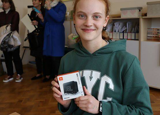 zawodniczka prezentuje nagrodę